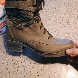 Dromedaris Tan Combat Boots